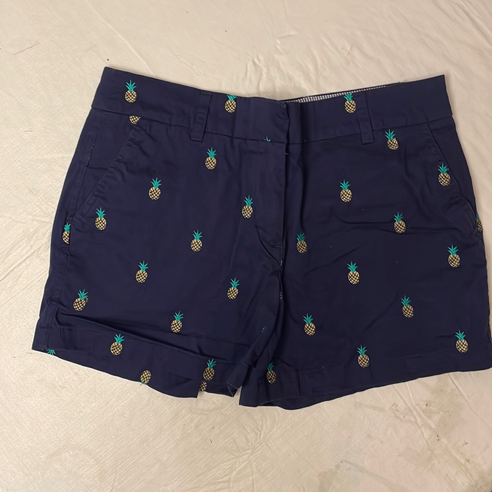 Women’s shorts with pineapple embroidery. Size 6.